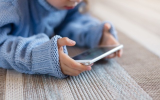 الصورة: ما هي الأعراض الخطيرة لاستخدام الأطفال هواتف محمولة ؟