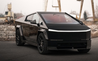 الصورة: سيارة تسلا تتحول إلى &laquo;وحش فضائي&raquo; يسير على الطرقات.. بتعديلات روسية