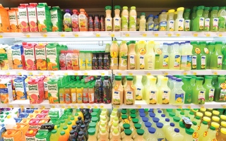 الصورة: اعتباراً من الأول من يناير.. ربط &laquo;الضريبة الانتقائية&raquo; على &laquo;المشروبات المُحلّاة&raquo; بكمية السكر