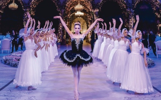 الصورة: الفن الراقي يخطو برشاقة في القرية العالمية