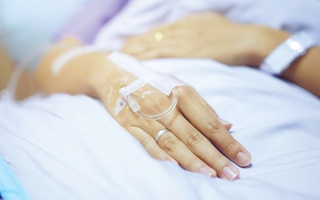 الصورة: &laquo;أم رانيا&raquo; تحتاج إلى 127 ألف درهم لاستئصال ورم في الفك