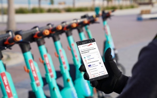 الصورة: "طرق دبي" تفعّل خدمة منح تصريح "السكوتر الكهربائي" عبر تطبيقي "طرق دبي" و"دبي الآن"