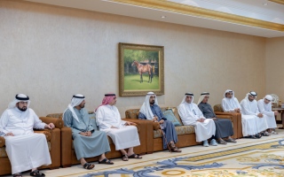 الصورة: محمد بن راشد يقدم واجب العزاء في وفاة محمد بن عبيد آل مكتوم