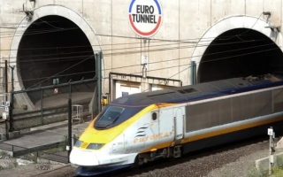 الصورة: تعطل حركة السفر والقطارات عبر نفق القناة بين فرنسا وإنجلترا