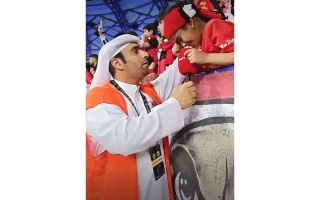 الصورة: شباب الأهلي يكرّم الطفلة &laquo;شمة&raquo; نجمة فيديو &laquo;الإمارات اليوم&raquo;