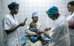 الصورة: تراجُع الدعم الأميركي يهدد جهود مكافحة الملاريا في الكاميرون