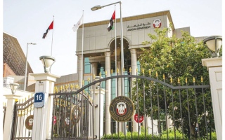 الصورة: رجل يتسلم من صديقه 16 ألف دولار لاستثمارها ويرفض إعادتها لعلاجه