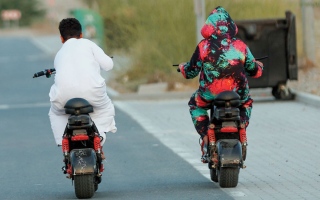 الصورة: سهر ومغامرات خطرة بالدراجات وإدمان إلكتروني.. سلوكيات سلبية خلال إجازة الطلبة