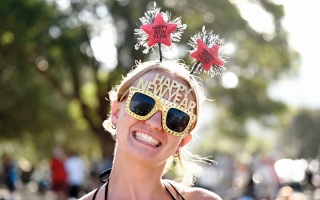 الصورة: أهالي كيريتيماتي أول مستقبلي العام الجديد.. وساموا آخرهم