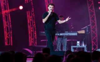 الصورة: أحمد سعد والسيلاوي على مسرح المجاز.. حفل جماهيري ضخم في رأس السنة