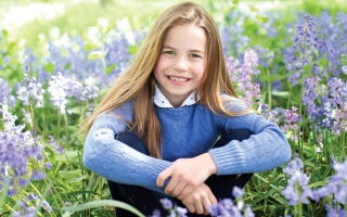 الصورة: الأميرة شارلوت تعيش حياة الطفولة رغم الأضواء الملكية