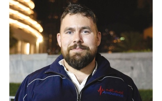 الصورة: 7 سنوات من التطوع.. البريطاني كريس لاوسن يختار إسعاف البشر للانتماء إلى دبي