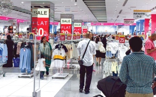 الصورة: مستهلكون يطالبون بكتابة الأسعار &laquo;قبل وبعد الخصم&raquo; أثناء حملات التخفيضات