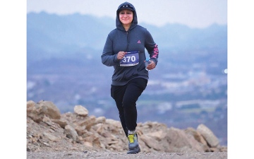 الصورة: مريم البلوشي جدَّة عداءة في عمر 52: العمر مجرد رقم.. والرياضة مصدر سعادتي