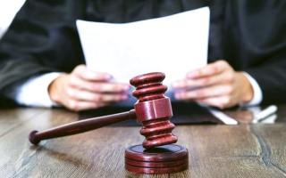 الصورة: رجل يدعي سفر زوجته دون إذنه.. والمحكمة تعتمد اليمين الحاسمة وترفض الدعوى