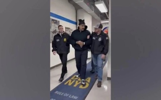 الصورة: مادورو في سجن بنيويورك.. تمنى سنة سعيدة للضباط الأميركيين