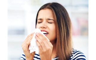 الصورة: أسلحة فعّالة في موسم نزلات البرد.. من عسل النحل حتى الحساء