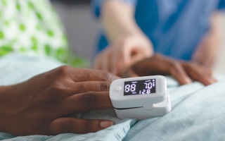 الصورة: &laquo;أبويوسف&raquo; يحتاج إلى 134 ألف درهم لتغيير بطارية القلب خلال أسبوع