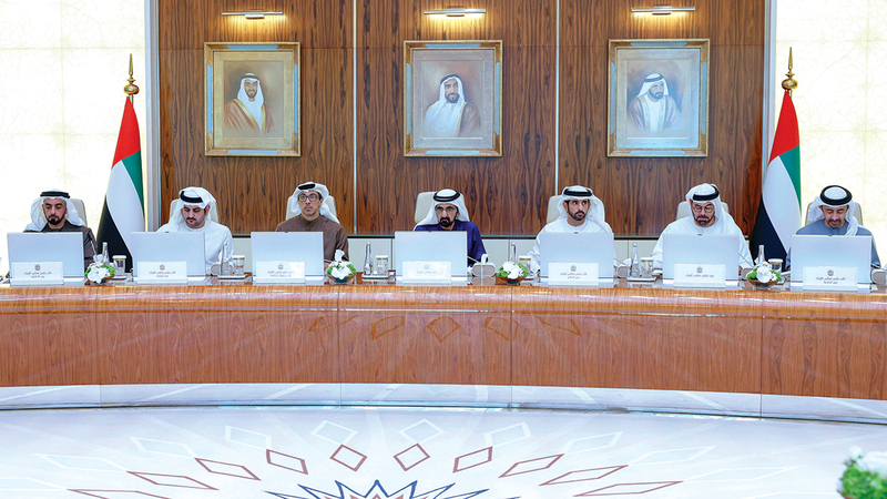 محمد بن راشد خلال ترؤسه اجتماع مجلس الوزراء بحضور منصور بن زايد وحمدان بن محمد ومكتوم بن محمد وسيف بن زايد وعبدالله بن زايد. من المصدر