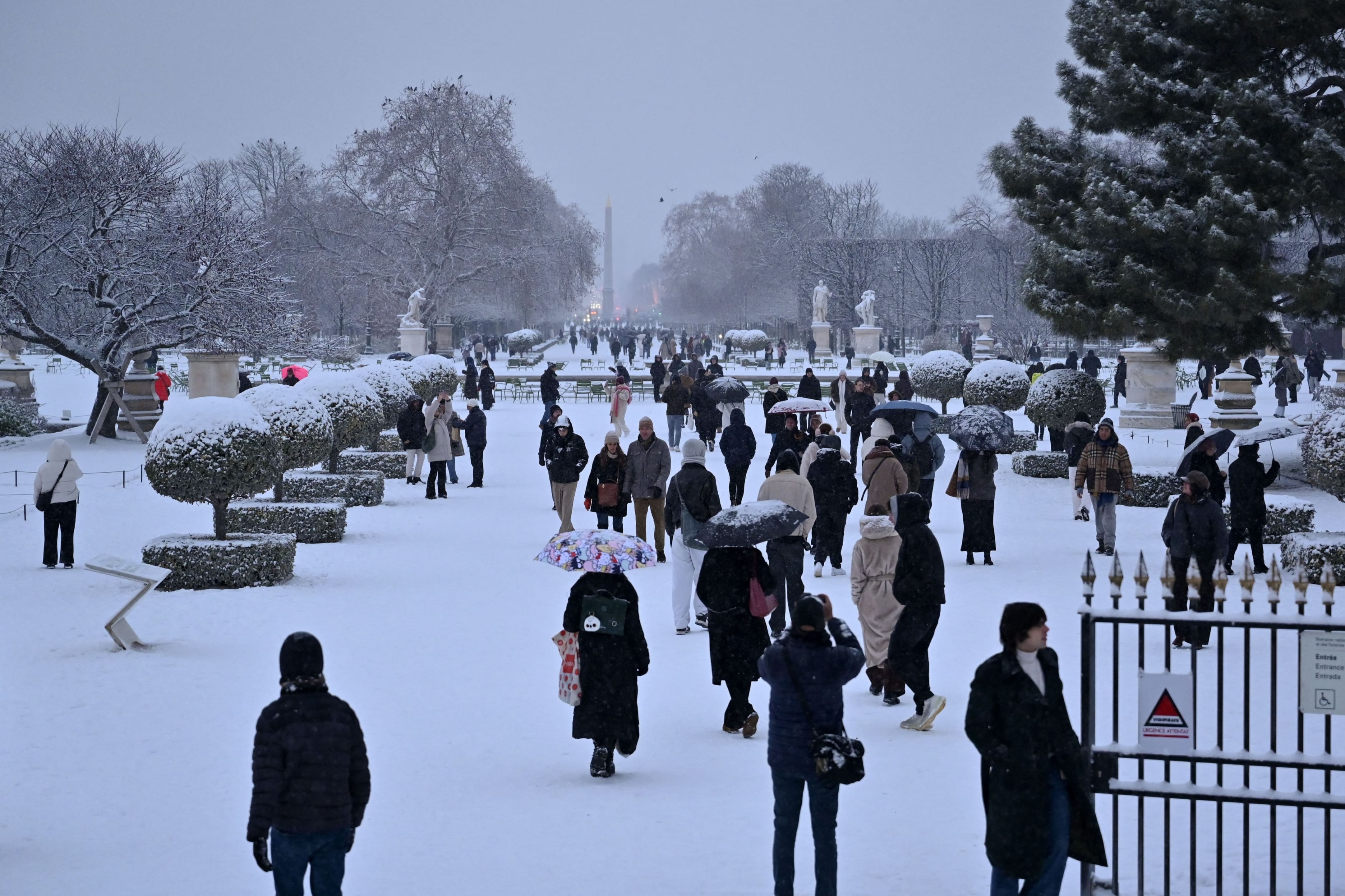 الثلوج تعطل النقل والسفر في بريطانيا وفرنسا وهولندا