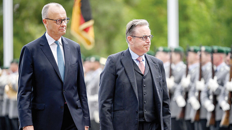 ميرتس (يسار) برفقة رئيس الوزراء البلجيكي بارت دي فيفر. أ.ب