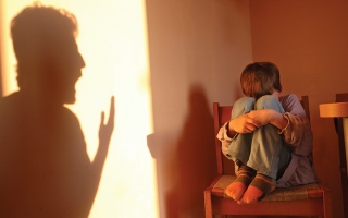 الصورة: &laquo;دب&raquo; و&laquo;غبي&raquo; و&laquo;فاشل&raquo;.. عنف لفظي يترك ندوباً نفسية لدى الأطفال