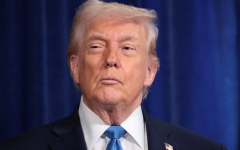 الصورة: ترامب يدرس "خيارات عدة" بشأن غرينلاند بما في ذلك "استخدام الجيش"