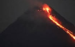 الصورة: الفلبين تجلي آلاف القرويين بعد انفجارات بركانية