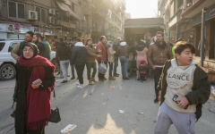 الصورة: الجيش السوري يبدأ قصف حيي الأشرفية والشيخ مقصود في حلب بعد نزوح الآلاف من سكانهما