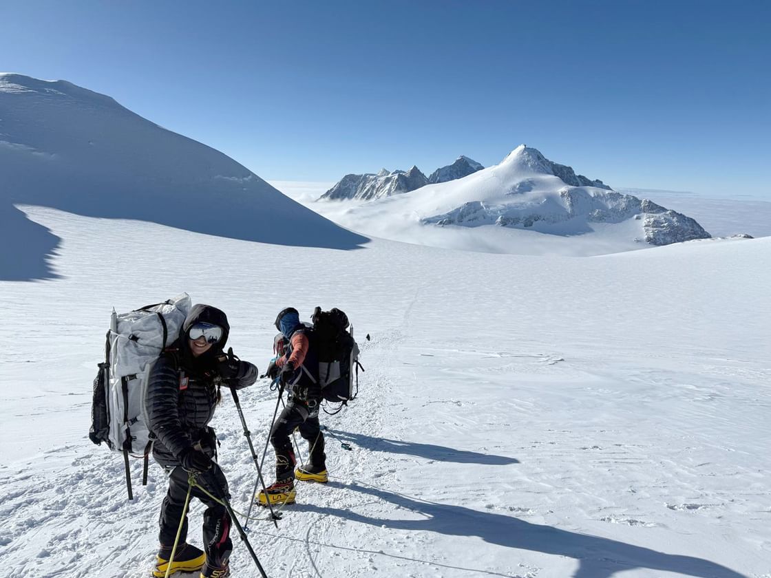 أهدت إنجازها لرئيس الدولة و"أم الإمارات".. فاطمة العوضي.. أصغر وأول عربية تصل قمة جبل فينسون في القارة القطبية الجنوبية