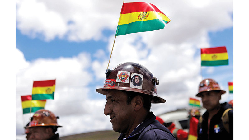 محتجون يرفعون الأعلام البوليفية.  إي.بي.إيه