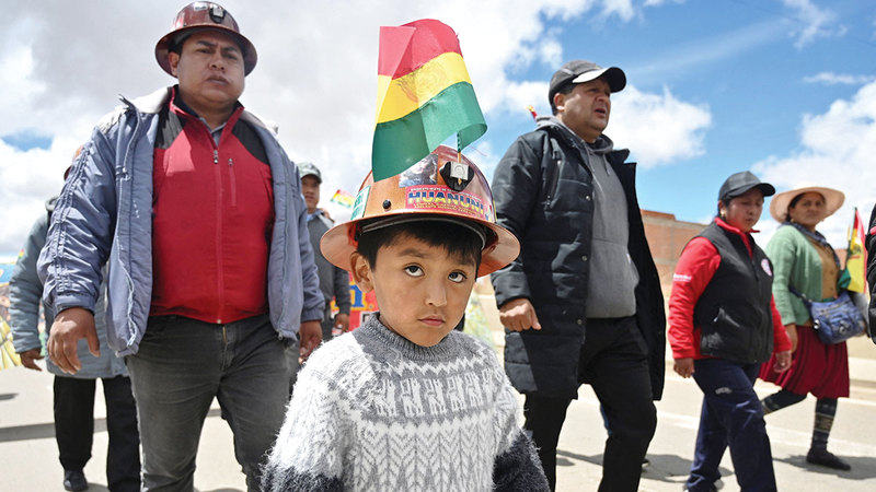 طفل يرتدي خوذة عامل منجم يشارك في الاحتجاجات. رويترز