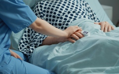 الصورة: &laquo;أبولينا&raquo; يحتاج إلى 60.6 ألف درهم لعلاج سرطان الدماغ