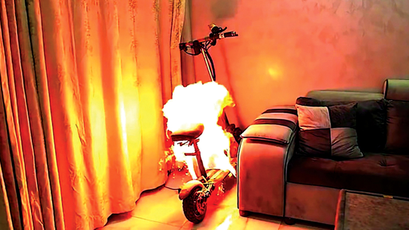 &laquo;الدفاع المدني&raquo; تحذر من وجود &laquo;سكوترات&raquo; رخيصة بطارياتها أكثر عرضة للفشل والاشتعال. من المصدر