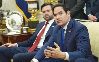 الصورة: شائعات في واشنطن حول &laquo;منافسة&raquo; بين نائب الرئيس ووزير الخارجية