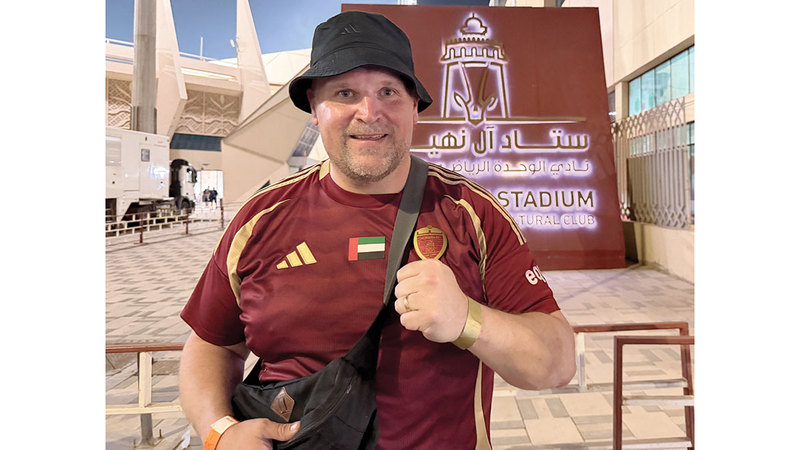 مشجع بريطاني يعشق نادي الوحدة لتشابه ألوانه مع أستون فيلا