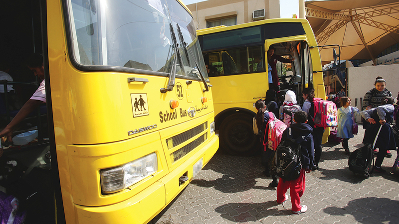 الحافلات تُشكل أبرز القضايا التي تشغل الآباء في المجتمع المدرسي. أرشيفية