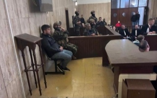 الصورة: أول صورة لفضل شاكر أمام المحكمة