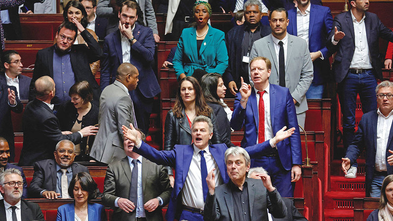 نواب يحتجون أثناء مناقشة نظام التقاعد. رويترز