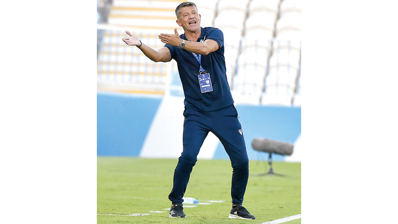 مدرب بني ياس الروماني دانيال إيسايلا. من المصدر