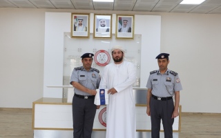 الصورة: شرطة أبوظبي تكرّم عربيًا لمبادرته الإنسانية في حادث دراجة