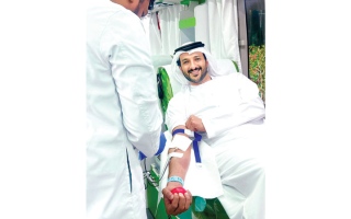 الصورة: بن طوق وكوادر &laquo;الاقتصاد والسياحة&raquo; يتبرعون لحملة &laquo;دمي لوطني&raquo;