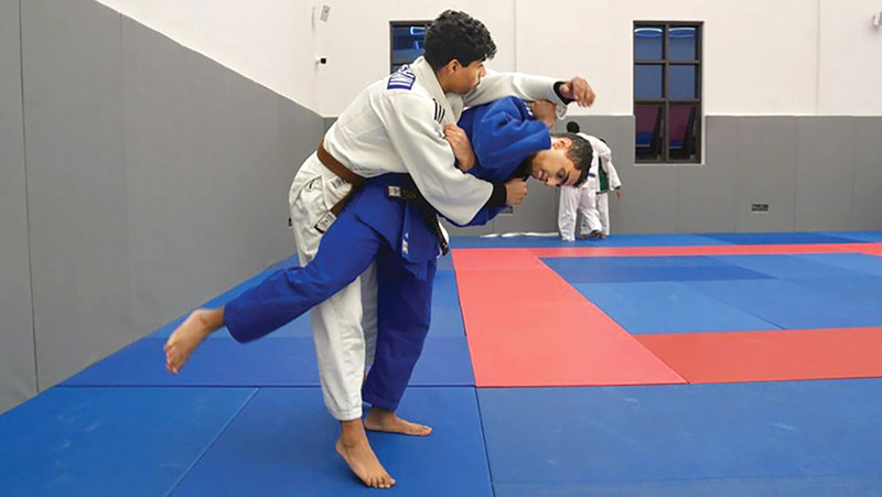 لاعب منتخب الناشئين للجودو محمد الظاهري خلال إحدى الحصص التدريبية. من المصدر