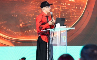 الصورة: 3 مبادئ من كريس دو لبناء هوية متميزة لصانع المحتوى