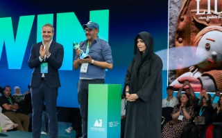 الصورة: لطيفة بنت محمد تكرّم المخرج زبير الجلاصي بجائزة الأفلام المولدة بالذكاء الاصطناعي