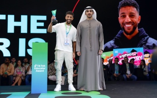 الصورة: محمد بن راشد بن محمد بن راشد يكرّم الفائز بجائزة صناع المحتوى التعليمي بالتعاون مع منصة TikTok العالمية