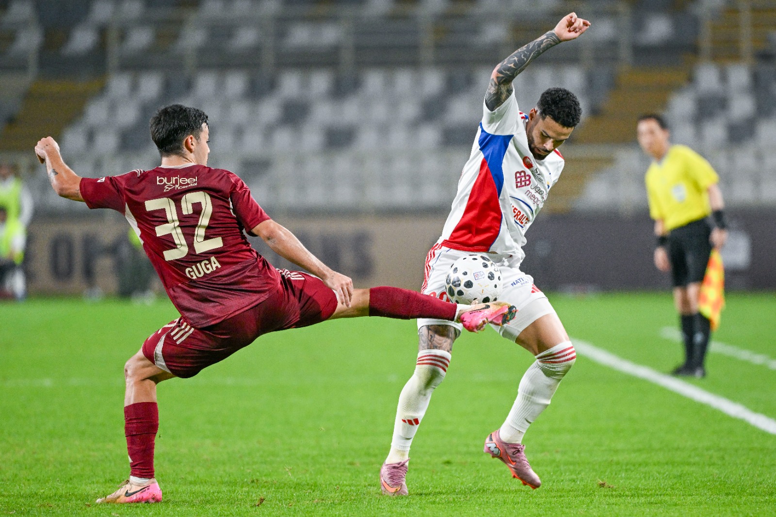 تيكسيرا يستغرب إسناد مباراة الوحدة والشارقة إلى طاقم تحكيم كوري