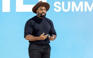 الصورة: إلفرايد سامبا ينطلق من &laquo;أثر الفراشة&raquo;: التغيير البسيط يفتح باب الفرص