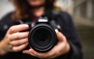 الصورة: 45 ألف درهم غرامة لشاب صوّر آخر دون رضاه