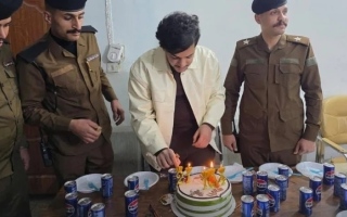 الصورة: شاب عراقي يحتفل بعيد ميلاده مع رجال الشرطة